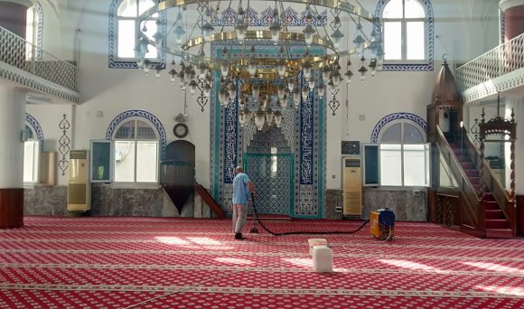 AKDENİZ’DE İBADETHANELER MOBİL EKİPLE TEMİZLENİYOR