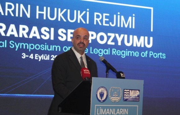 MERSİN’DE LİMANLARIN GELECEĞİ MASAYA YATIRILDI: HUKUK, TEKNOLOJİ VE YEŞİL DÖNÜŞÜM VURGUSU