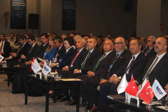 MERSİN’DE LİMANLARIN GELECEĞİ MASAYA YATIRILDI: HUKUK, TEKNOLOJİ VE YEŞİL DÖNÜŞÜM VURGUSU
