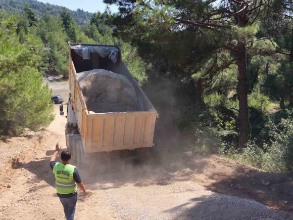 TARSUS’UN KIRSAL MAHALLELERİNDE ULAŞIM İÇİN YOL MESAİSİ
