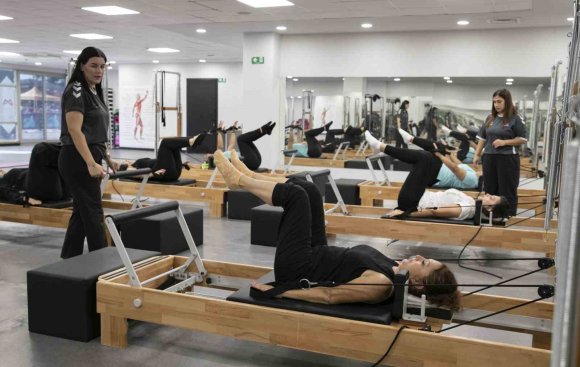 MERSİN’DE KADINLAR ÜCRETSİZ PİLATES KURSUNDA HEM SPOR YAPIYOR HEM SOSYALLEŞİYOR