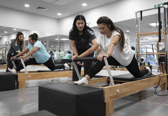MERSİN’DE KADINLAR ÜCRETSİZ PİLATES KURSUNDA HEM SPOR YAPIYOR HEM SOSYALLEŞİYOR