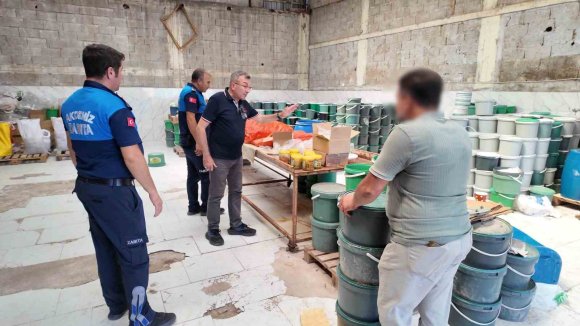 MERSİN’DE SAĞLIKSIZ ŞARTLARDA ÜRETİLEN TONLARCA TURŞUYA EL KONULDU