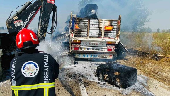 ANIZ YANGININDAN SIÇRAYAN ALEVLER PAMUK YÜKLÜ TIRI YAKTI