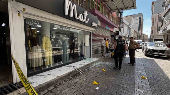 ADANA’DA İŞ YERİNE SİLAHLI SALDIRI: CAMA 9 KURŞUN İSABET ETTİ