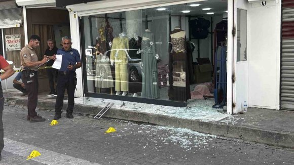 ADANA’DA İŞ YERİNE SİLAHLI SALDIRI: CAMA 9 KURŞUN İSABET ETTİ