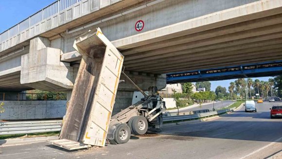 ASKİ KAMYONUNUN DAMPERİ KÖPRÜDE TAKILI KALDI