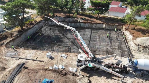 HBB, BELEN’DE YARI OLİMPİK YÜZME HAVUZUNUN TEMELİNİ ATTI