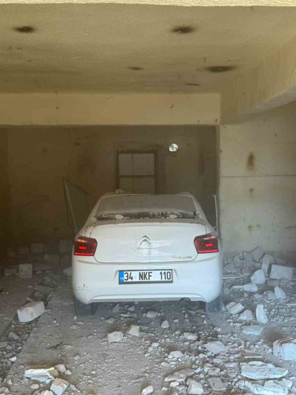 KONTROLDEN ÇIKAN OTOMOBİL YOL KENARINDA BULUNAN DEPOYA GİRDİ