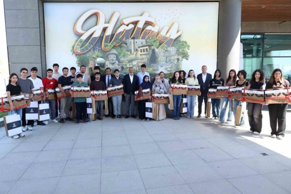 HATAY’IN BAŞARILI GENÇLERİ ÖDÜLLERİNİ BAŞKAN ÖNTÜRK’TEN ALDI