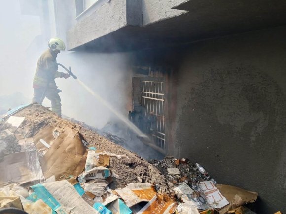 İSKENDERUN’DA İNŞAAT ALANINDA ÇÖP YANGINI ÇIKTI