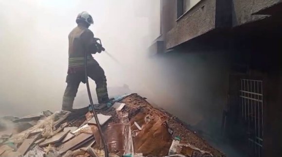 İSKENDERUN’DA İNŞAAT ALANINDA ÇÖP YANGINI ÇIKTI