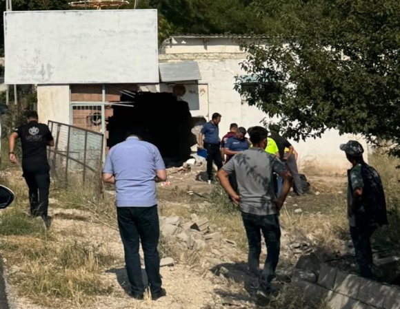 KONTROLDEN ÇIKAN OTOMOBİL YOL KENARINDA BULUNAN DEPOYA GİRDİ