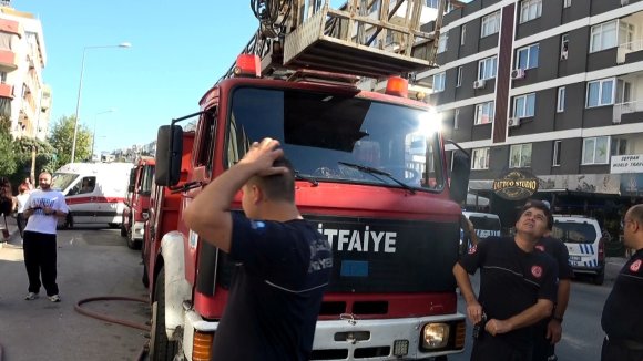 ANTALYA’DA EVİN MUTFAĞINDA ÇIKAN YANGINDA EVDE BULUNAN 3 KİŞİ DUMANDAN ETKİLENDİ