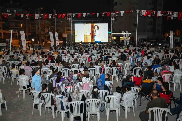 TARSUS’TA AÇIK HAVA SİNEMASI NOSTALJİSİ: MAHALLE SAKİNLERİ BEYAZ PERDEDE BULUŞTU