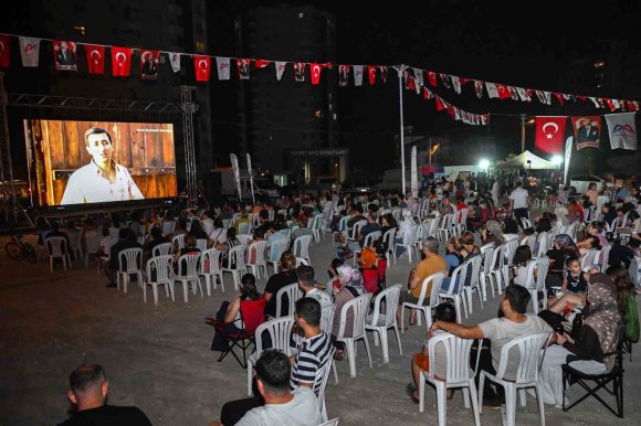 TARSUS’TA AÇIK HAVA SİNEMASI NOSTALJİSİ: MAHALLE SAKİNLERİ BEYAZ PERDEDE BULUŞTU