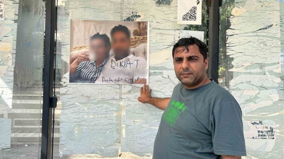 OTOBÜS DURAĞINA ASILAN "DİKKAT, DOLANDIRICIDIR" YAZILI FOTOĞRAF KARESİ GÖRENLERİ ŞAŞIRTTI