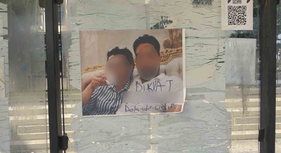 OTOBÜS DURAĞINA ASILAN "DİKKAT, DOLANDIRICIDIR" YAZILI FOTOĞRAF KARESİ GÖRENLERİ ŞAŞIRTTI