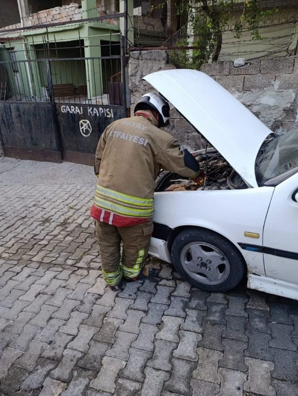 İSKENDERUN’DA OTOMOBİLDE YANGIN ÇIKTI