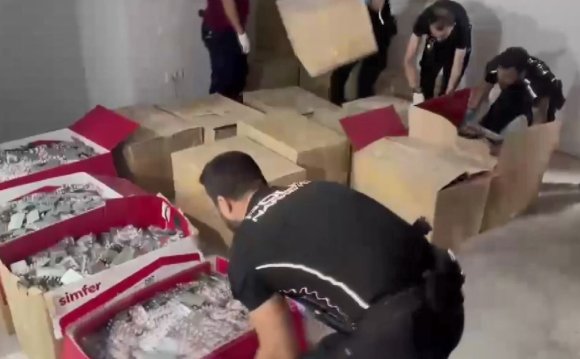 KAPI KİLİDİ KESİLEREK İÇERİ GİRİLDİ, 2 MİLYON 296 BİN ADET UYUŞTURUCU HAP ELE GEÇİRİLDİ
