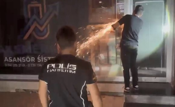 KAPI KİLİDİ KESİLEREK İÇERİ GİRİLDİ, 2 MİLYON 296 BİN ADET UYUŞTURUCU HAP ELE GEÇİRİLDİ