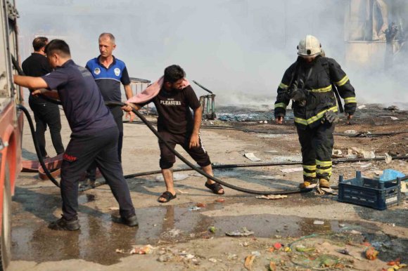 ÇOCUKLAR OYUN OYNARKEN BİNLERCE SEBZE VE MEYVE KASASINI YAKTI