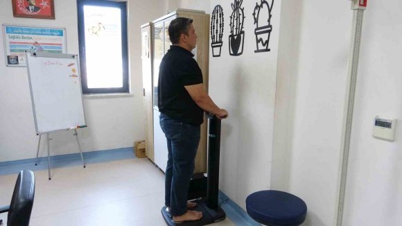 BESLENME ALIŞKANLIĞINI DEĞİŞTİRDİ 30 KİLO VERDİ, SAĞLIK SORUNLARINDAN KURTULDU