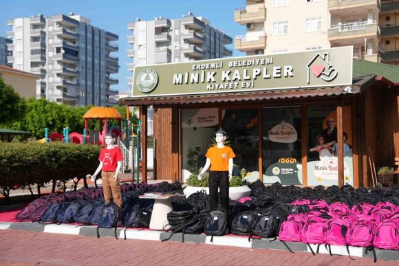 ERDEMLİ’DE ÖĞRENCİLERE KIRTASİYE VE KIYAFET DESTEĞİ