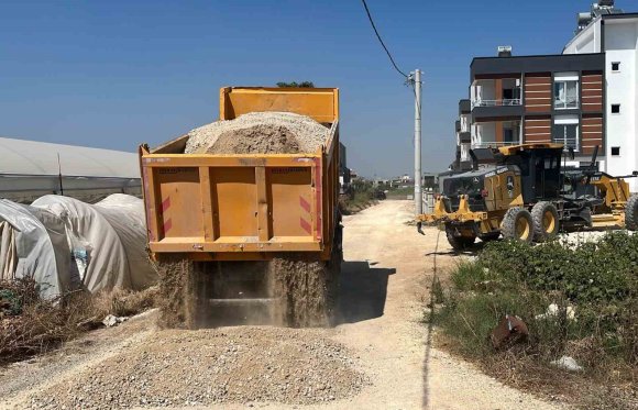 AKDENİZ’DE YOLLAR YENİLENİYOR, ULAŞIM GÜVENLİĞİ ARTIRILIYOR