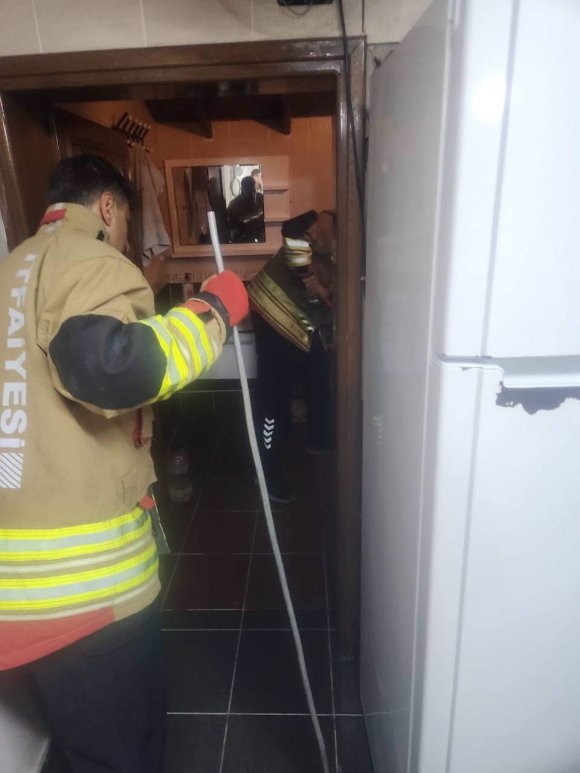 ANTAKYA’DA EVE GİREN YILAN EKİPLER TARAFINDAN YAKALANDI