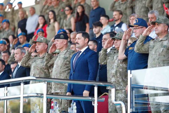 8’İNCİ KOMANDO TUGAY KOMUTANLIĞI’NDA SANCAK VE KOMUTA DEVİR TESLİM TÖRENİ DÜZENLENDİ