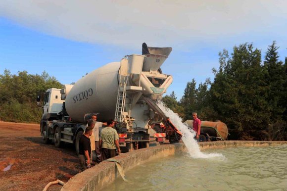 ANTALYALI VATANDAŞLAR SU TANKERLERİ VE BETON MİKSERLERİYLE SÖNDÜRME HAVUZLARI BAŞINA AKIN ETTİ