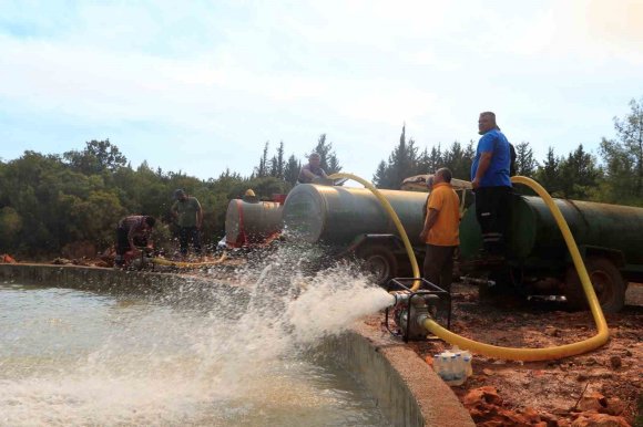 ANTALYALI VATANDAŞLAR SU TANKERLERİ VE BETON MİKSERLERİYLE SÖNDÜRME HAVUZLARI BAŞINA AKIN ETTİ