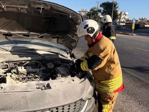 BELEN’DE OTOMOBİLİN MOTORUNDAN ALEV YÜKSELDİ