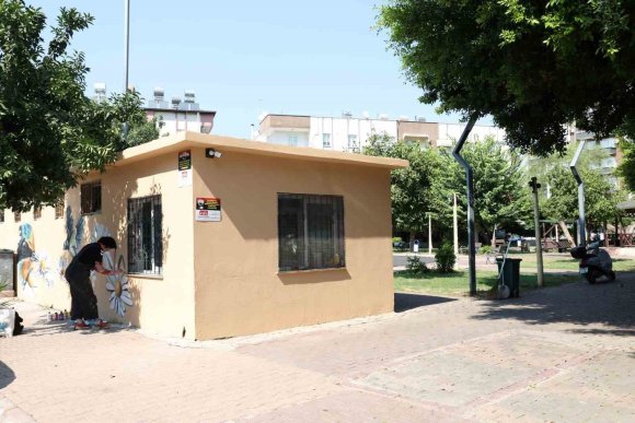 AKDENİZ’İN PARKLARI SANATLA RENKLENİYOR