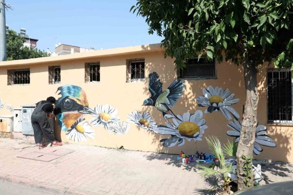 AKDENİZ’İN PARKLARI SANATLA RENKLENİYOR