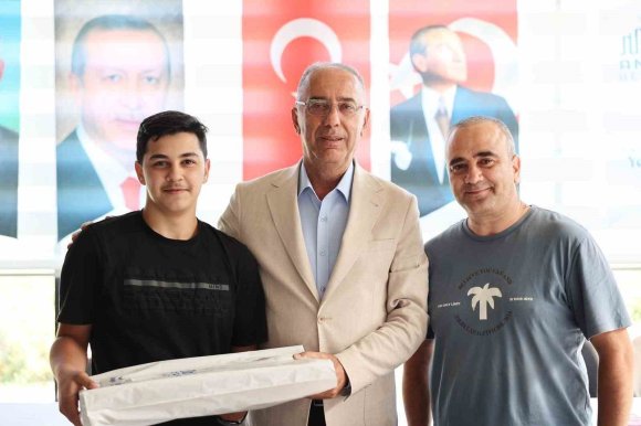 BAŞKAN İBRAHİM NACİ YAPAR, YKS’DE DERECEYE GİREN ÖĞRENCİLERLE BİR ARAYA GELDİ