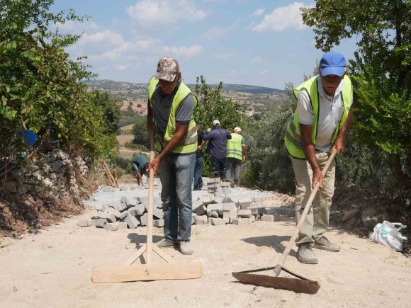 TARSUS’TA KIRSAL MAHALLELERDE YOL SEFERBERLİĞİ