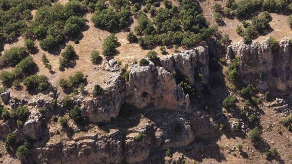 TUFANBEYLİ’DE KAYALIKLARIN ARASINDA TARİH VE DOĞA İZLERİ