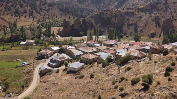 TUFANBEYLİ’DE KAYALIKLARIN ARASINDA TARİH VE DOĞA İZLERİ