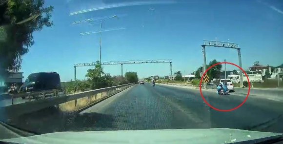 KONTROLSÜZ ŞEKİLDE TALİ YOLA DÖNEN OTOMOBİLE ARKADAN GELEN MOTOSİKLET ÇARPTI