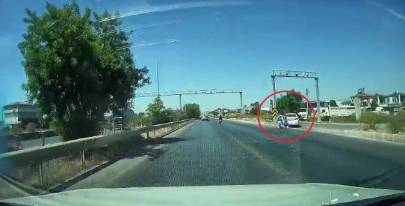 KONTROLSÜZ ŞEKİLDE TALİ YOLA DÖNEN OTOMOBİLE ARKADAN GELEN MOTOSİKLET ÇARPTI