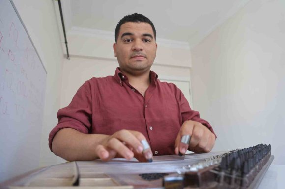 PROFESÖRÜN "OKUMA, YAZMA ÖĞRENEMEZ" DEDİĞİ OTİZMLİ ERTUĞRUL, TÜM ENGELLERİ AŞARAK ANNESİNİN 1 YAŞINDA BAŞLATTIĞI EĞİTİMLE KONSERVATUARDAN MEZUN OLDU