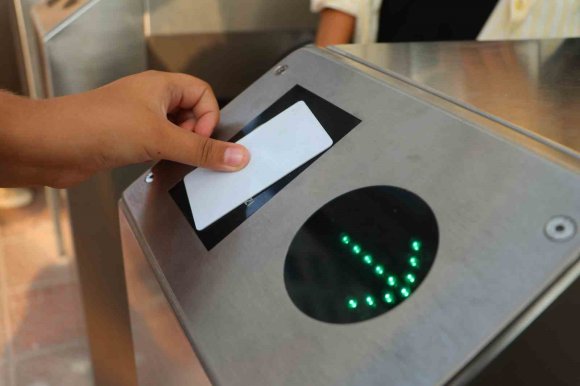 ÖĞRENCİ OKULA GİRİYOR, VELİNİN TELEFONUNA BİLDİRİM GİDİYOR