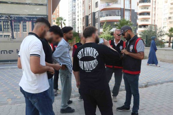 ADANA’DA OKULLARIN İLK GÜNÜNDE POLİSTEN GÜVENLİK UYGULAMASI