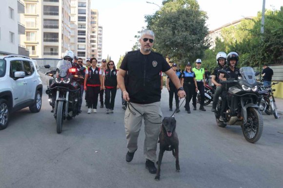 ADANA’DA OKULLARIN İLK GÜNÜNDE POLİSTEN GÜVENLİK UYGULAMASI