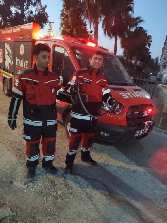 ANTAKYA VE REYHANLI’DA YERLEŞİM YERLERİNE GİREN YILANLAR YAKALANDI
