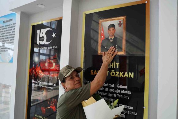 ŞEHİT ANNE VE BABASI TÜRK BAYRAĞIYLA OKULDA
