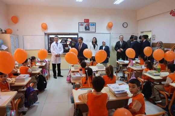 HATAY’DA İLK DERS ZİLİ ÇALDI, 360 BİN ÖĞRENCİ OKULLARA DÖNDÜ