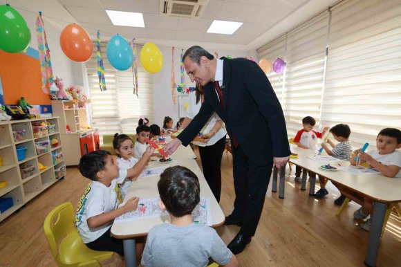 ÖZÜNAL’DAN MİNİK YÜREKLERE YENİ EĞİTİM YILI ZİYARETİ